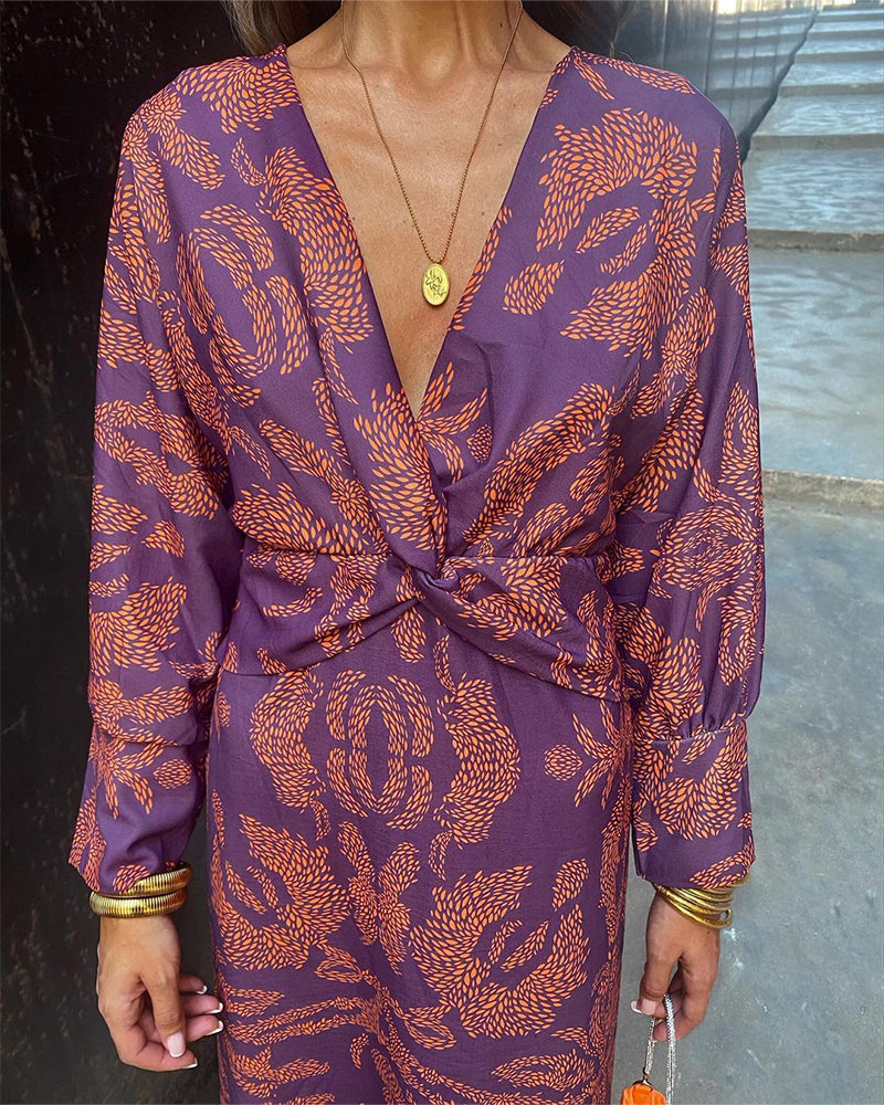 Elegant vintage V-neck dress for women | Akira -11