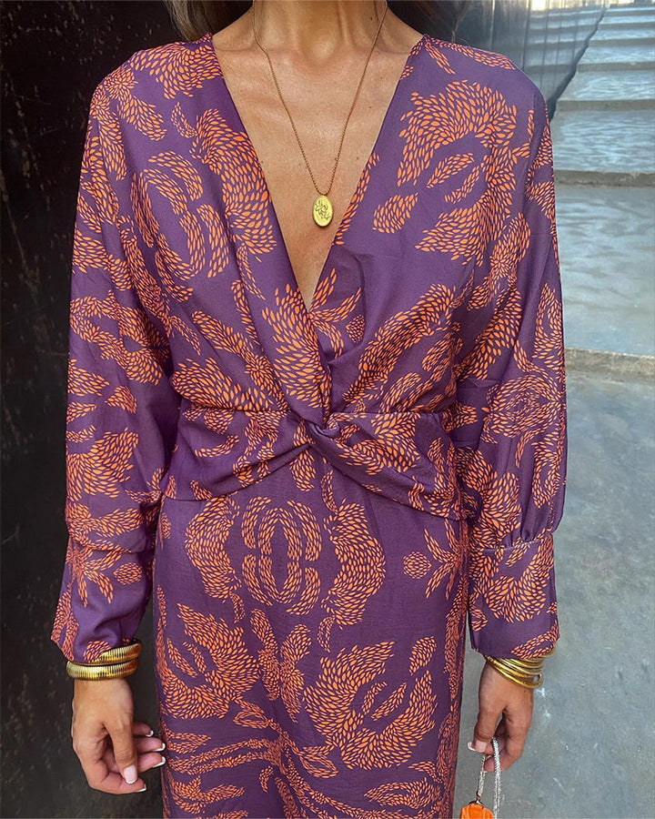 Elegant vintage V-neck dress for women | Akira -11
