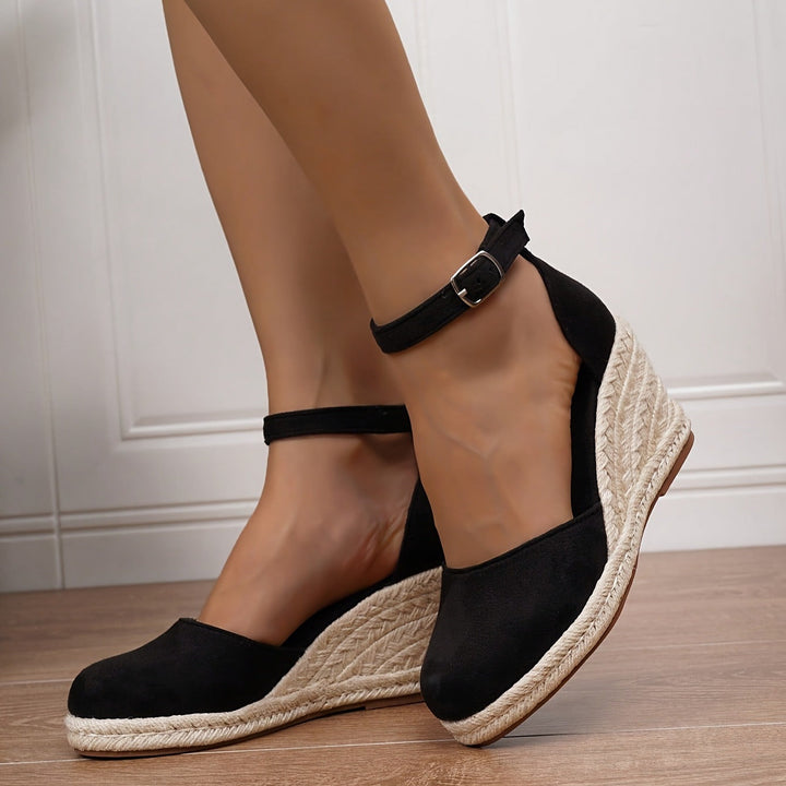 Stylish Women's Sandals On Flat Sole Straps