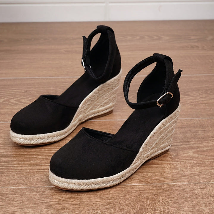 Stylish Women's Sandals On Flat Sole Straps