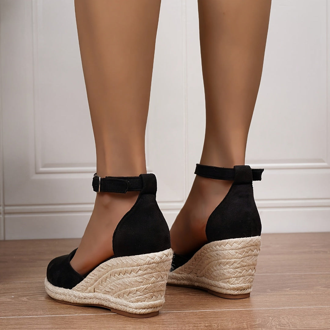 Stylish Women's Sandals On Flat Sole Straps