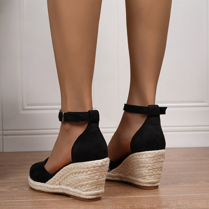 Stylish Women's Sandals On Flat Sole Straps
